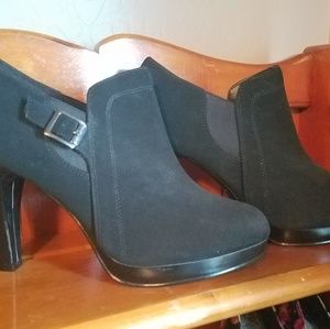 ⚠ Faux suede heeled low boot, size 10w.